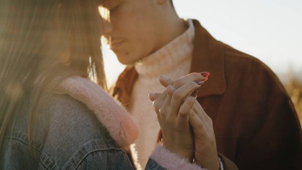 Detailní záběr na ruce romantických milenců při západu slunce - Fotografie, Obrázek