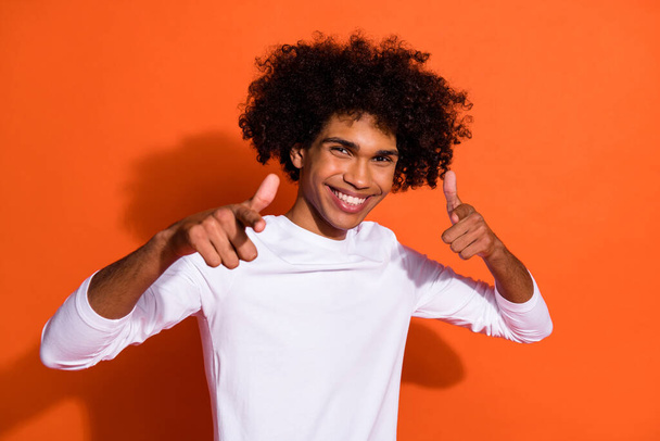 Foto von ziemlich coolen Kerl gekleidet weißes Hemd zeigt zwei Finger, die Sie isoliert orange Farbe Hintergrund - Foto, Bild