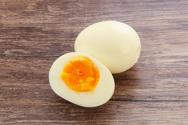 Yumurta kabuğu olmadan kahvaltıda haşlanmış tavuk yumurtası. - Fotoğraf, Görsel