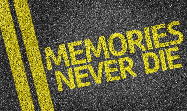 Αναμνήσεις ποτέ δεν πεθαίνουν γράψει στο δρόμο - Φωτογραφία, εικόνα