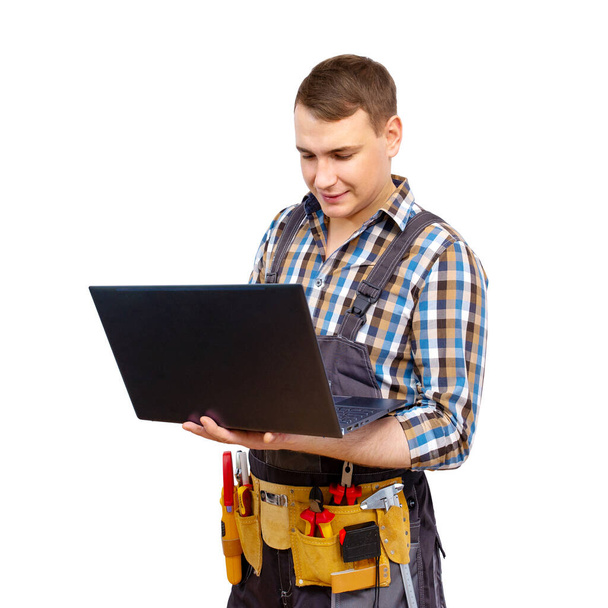 Stavební inženýr komunikuje přes internet. Moderní technologie. Muž na bílém pozadí. - Fotografie, Obrázek