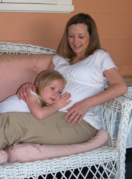 Mãe expectante com filha
 - Foto, Imagem