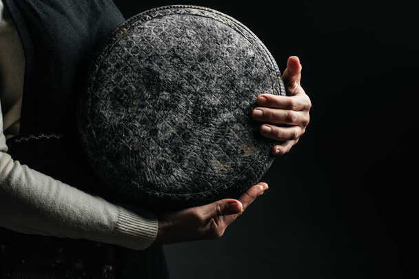 cheesemaker ελέγχει τροχό σκληρό τυρί Asiago ιταλικό τυρί με σουπιές μελάνι, νόστιμα γαλακτοκομικά προϊόντα. banner, μενού, μέρος συνταγών για κείμενο - Φωτογραφία, εικόνα
