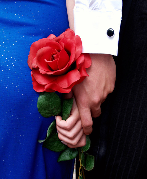 Пара, держащая за руки и розу
 - Фото, изображение