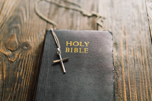 La Biblia y la cruz sobre un fondo de madera. Estudie el concepto de adoración bíblica. - Foto, imagen