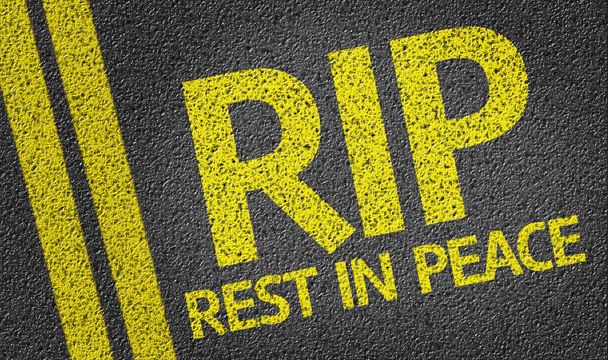 RIP - Odpočívej v pokoji - napsáno na silnici - Fotografie, Obrázek