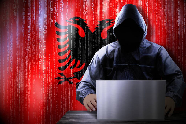 Pirate anonyme à capuchon, drapeau de l'Albanie, code binaire - concept de cyberattaque - Photo, image