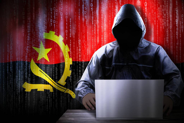 Anónimo hacker encapuchado, bandera de Angola, código binario - concepto de ataque cibernético - Foto, imagen