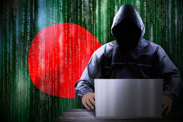 Anónimo hacker encapuchado, bandera de Bangladesh, código binario - concepto de ataque cibernético - Foto, imagen