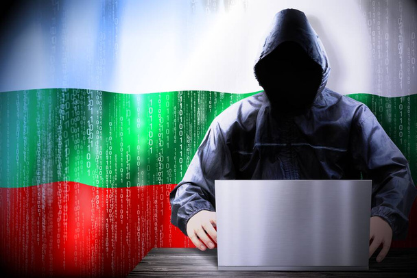 Anónimo hacker encapuchado, bandera de Bulgaria, código binario - concepto de ataque cibernético - Foto, Imagen