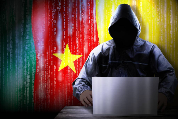 Hacker incappucciato anonimo, bandiera del Camerun, codice binario - concetto di attacco informatico - Foto, immagini