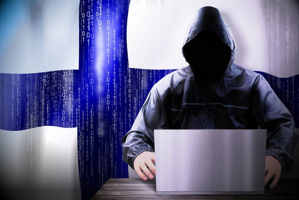 Hacker incappucciato anonimo, bandiera della Finlandia, codice binario - concetto di attacco informatico - Foto, immagini