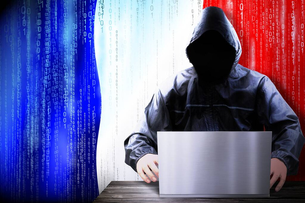 Anonymous hooded hacker, σημαία Γαλλίας, δυαδικός κώδικας - έννοια κυβερνοεπίθεσης - Φωτογραφία, εικόνα