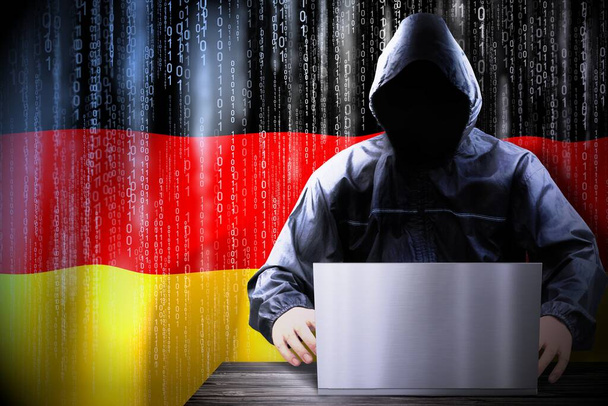Anonymer Hacker mit Kapuze, Deutschland-Fahne, Binärcode - Konzept für Cyber-Angriffe - Foto, Bild