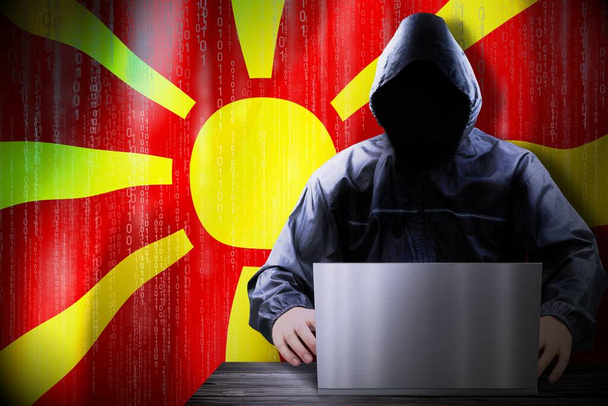 Anónimo hacker encapuchado, bandera de Macedonia, código binario - concepto de ataque cibernético - Foto, imagen