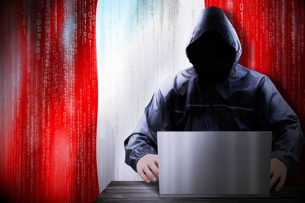 Anónimo hacker encapuchado, bandera de Perú, código binario - concepto de ataque cibernético - Foto, Imagen