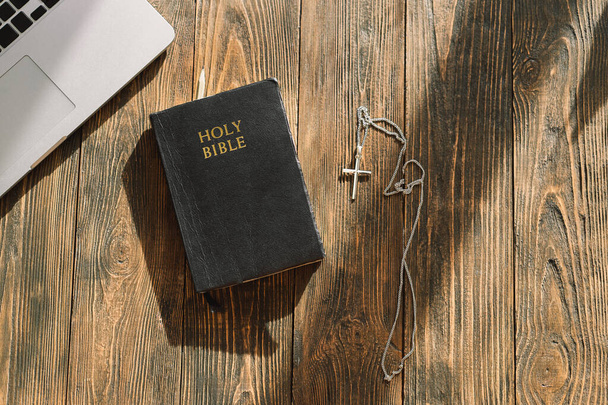 Kościół online niedziela nowa normalna koncepcja. Biblia, telefon komórkowy i słuchawki na drewnianym tle. - Zdjęcie, obraz