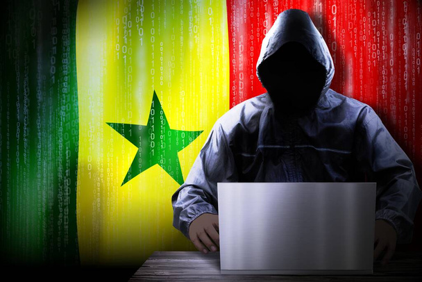 Anónimo hacker encapuchado, bandera de Senegal, código binario - concepto de ataque cibernético - Foto, Imagen
