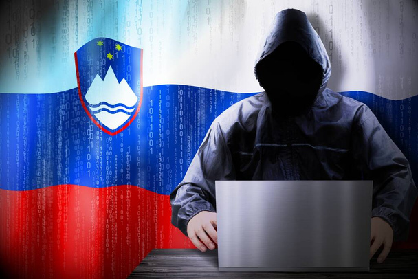 Hacker con cappuccio anonimo, bandiera della Slovenia, codice binario - concetto di attacco informatico - Foto, immagini