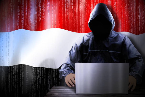 Hacker incappucciato anonimo, bandiera dello Yemen, codice binario - concetto di attacco informatico - Foto, immagini