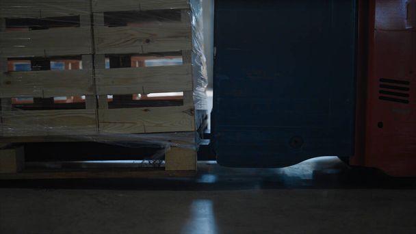 Погрузчик склада крупным планом перевозит коробки для сортировки экспортных посылок - Фото, изображение