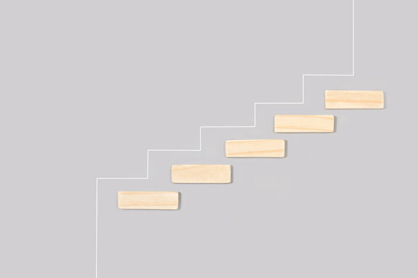 Neliö puiset kuutiot portaikko muotoinen harmaalla pohjalla kopioi tilaa - Valokuva, kuva