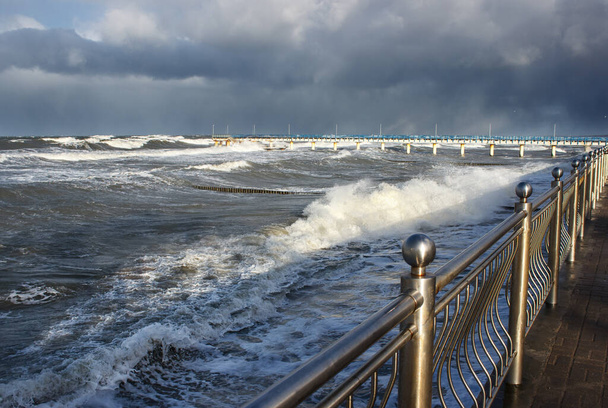 сильний шторм на Балтійському морі в сонячний зимовий день
 - Фото, зображення