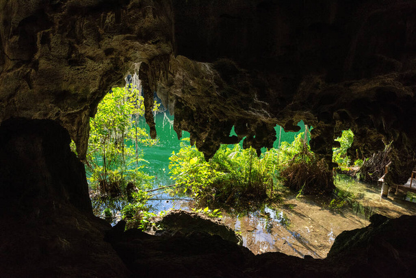 Drei-Augen-Höhle in Santo Domingo, Los Tres Ojos Nationalpark, Dominikanische Republik. Malerischer Blick auf Kalksteinhöhle, schönen See und tropische Pflanzen, Naturlandschaft, Outdoor-Reisehintergrund - Foto, Bild