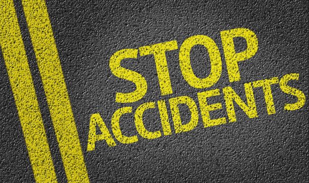 Stop Onnettomuudet kirjoitettu tiellä
 - Valokuva, kuva