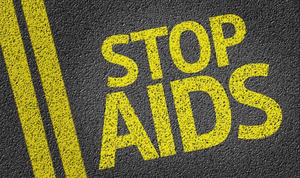 Fermare l'AIDS scritto sulla strada
 - Foto, immagini