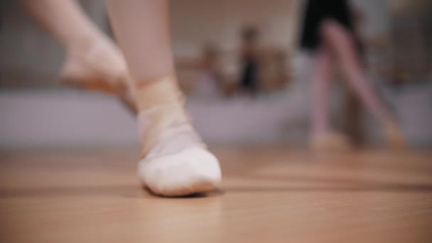 Обучение балету - маленькие девочки стоят на пуантах - Кадры, видео