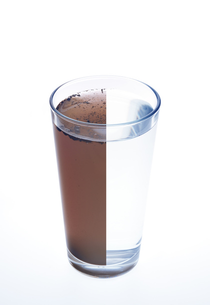 Puhdas ja likainen vesi yhdessä valkoisella pohjalla eristetyssä lasissa
 - Valokuva, kuva