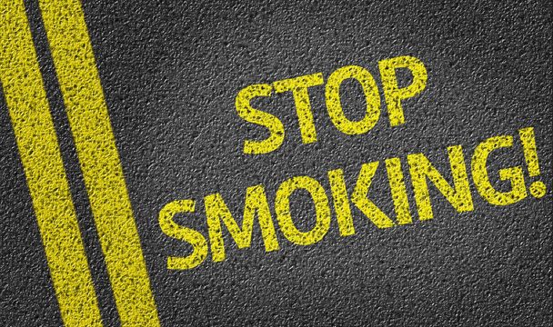 Rzucić palenie napisane na drodze - Zdjęcie, obraz