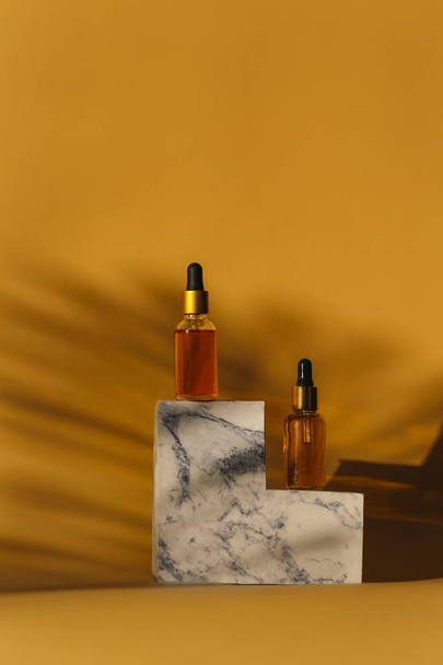 Flaschen mit Kosmetikflüssigkeit auf Studiohintergrund - Foto, Bild