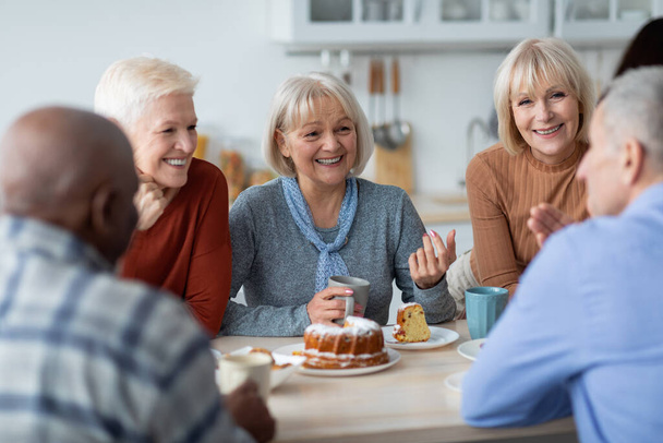 Gesunde und aktive Senioren trinken gemeinsam Tee - Foto, Bild
