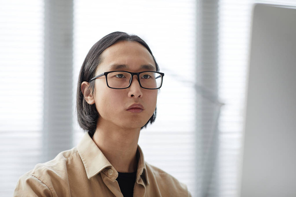 Jovem trabalhador do escritório masculino de etnia asiática em óculos e camisa casual - Foto, Imagem