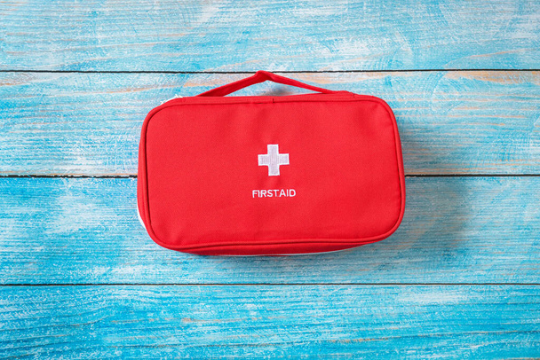 İlk yardım çantasının üst görüntüsü, ahşap arka planda tıbbi kutu. - Fotoğraf, Görsel