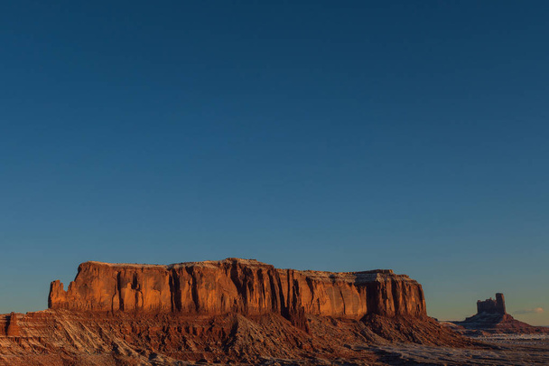 Monument valley in the state of Utah, États-Unis. Réserve indienne Navajo. Le Far West. Concept de voyage et vacances. Désert rougeâtre - Photo, image