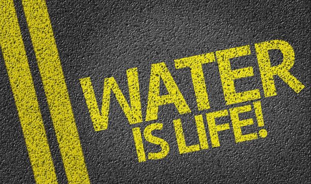 Woda jest życie! napisane na drodze - Zdjęcie, obraz
