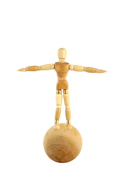 Maniquí de madera de pie sobre bola
 - Foto, Imagen