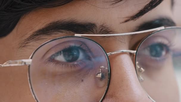 Detailní sestřih tvář mladý muž s hnědýma očima upřeně hledí spokojeně zákazník kontroluje profesionální služby oftalmologie klinika zrak zrak péče spokojeni se správnou volbou brýle v obchodě s optikou - Záběry, video