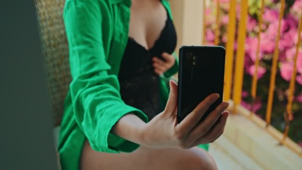 Žena ve spodním prádle nahrávání sebe přes smartphone. - Záběry, video
