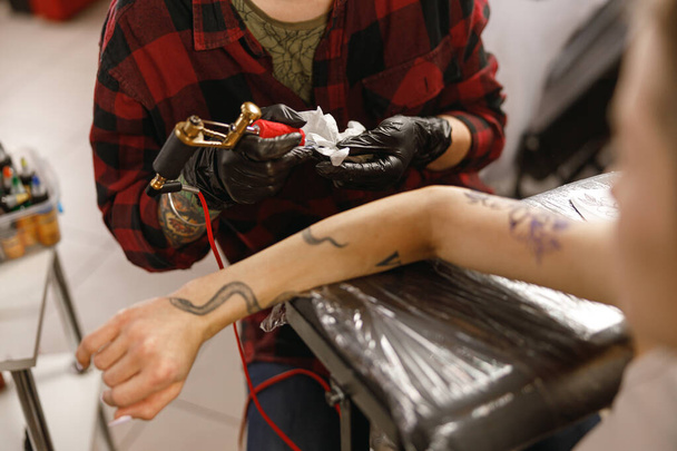 Крупним планом фото жіночої руки з татуюванням
 - Фото, зображення