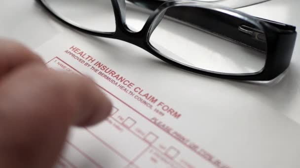 Klepnutí prstem na formulář žádosti o zdravotní pojištění - Záběry, video