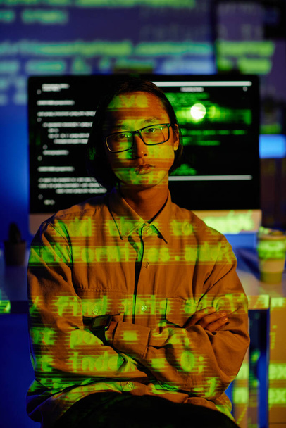 młody poważny Azji programista w okulary i koszule casual - Zdjęcie, obraz