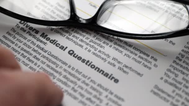 Pulsando el dedo en el formulario del cuestionario médico - Imágenes, Vídeo