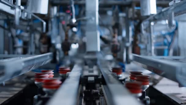 Καλώδια εργοστασίων αυτόματη παραγωγή κιβωτίων από χαρτόνι σε εργοστασιακή εγκατάσταση close up - Πλάνα, βίντεο