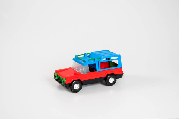 Zabawka plastikowy samochód izolowany na białym tle. - Zdjęcie, obraz