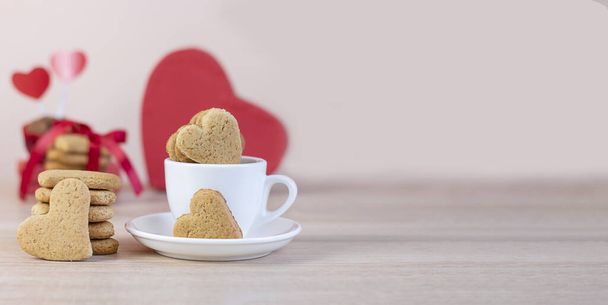 バナーハッピーバレンタインデー。バレンタインバナー。ハート型のクッキーとバレンタインギフトの背景。バナーだ。コピースペース - 写真・画像