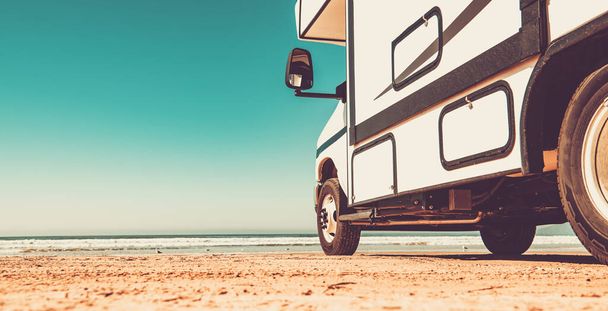 Moderna Clase C Autocaravana Camper Van RV en una playa de Sandy Pismo en California. Viaje por carretera de vacaciones de verano.  - Foto, Imagen